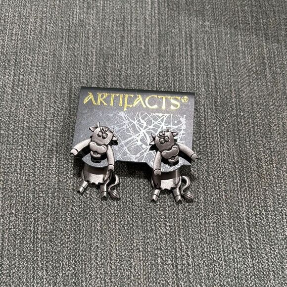 "JJ" Jonette Jewelry Silver Pewter 'COW 3-D' Pierced Earrings - Picture 1 of 4